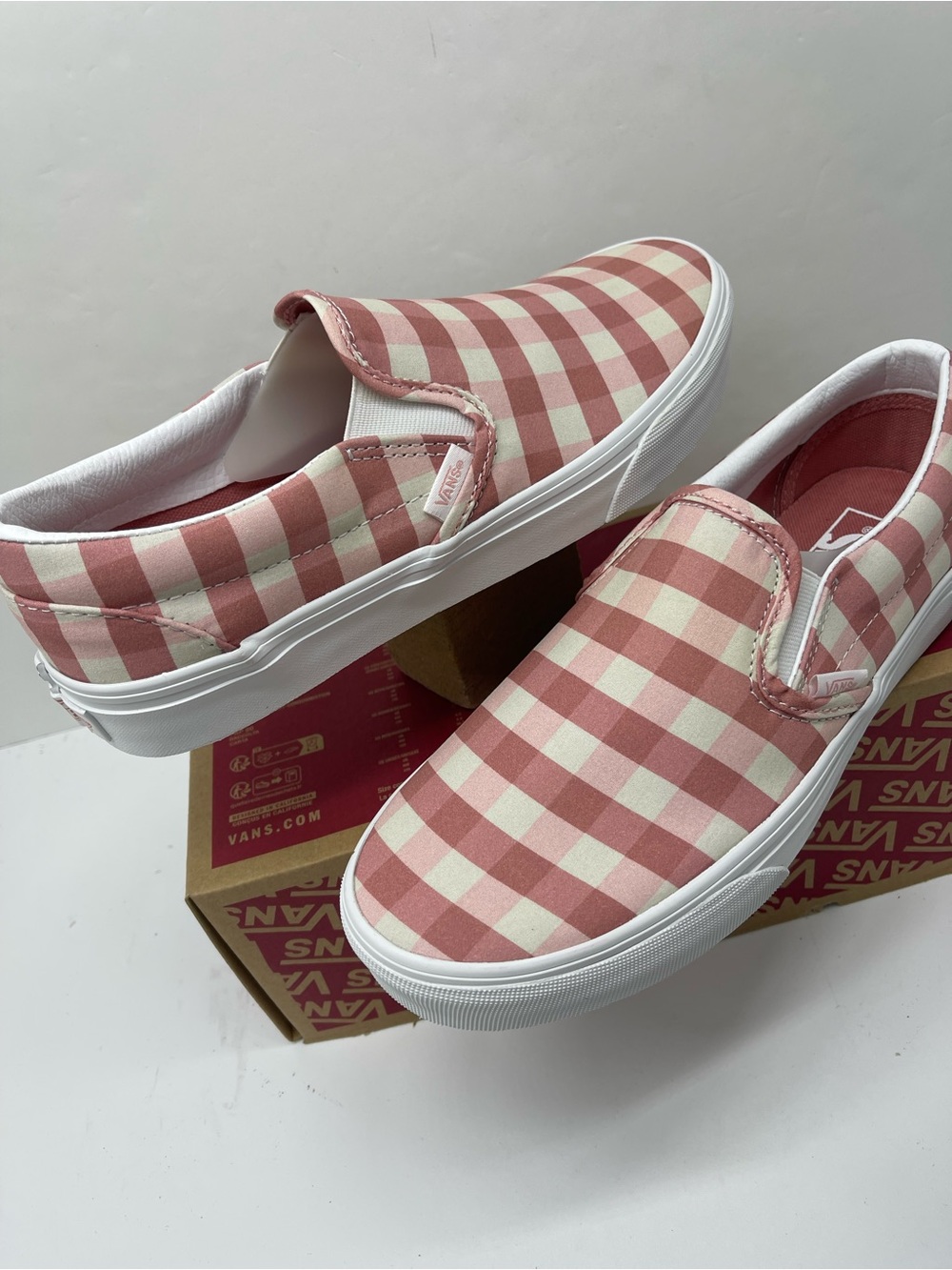 Vans WMNS Classic Slip-On (Gingham) Rosette/True White
VN000XG8B06 Sneakers - Picture 8 of 16